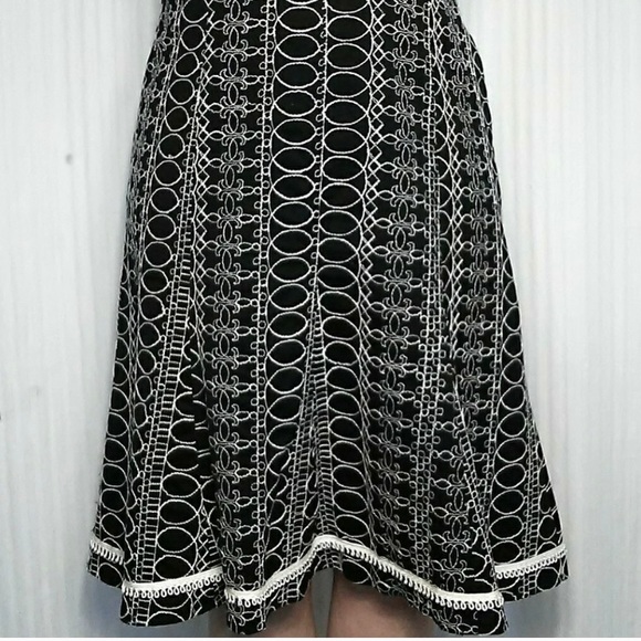 WHBM Black Embroidered Skirt Size 6 - Picture 2 of 4